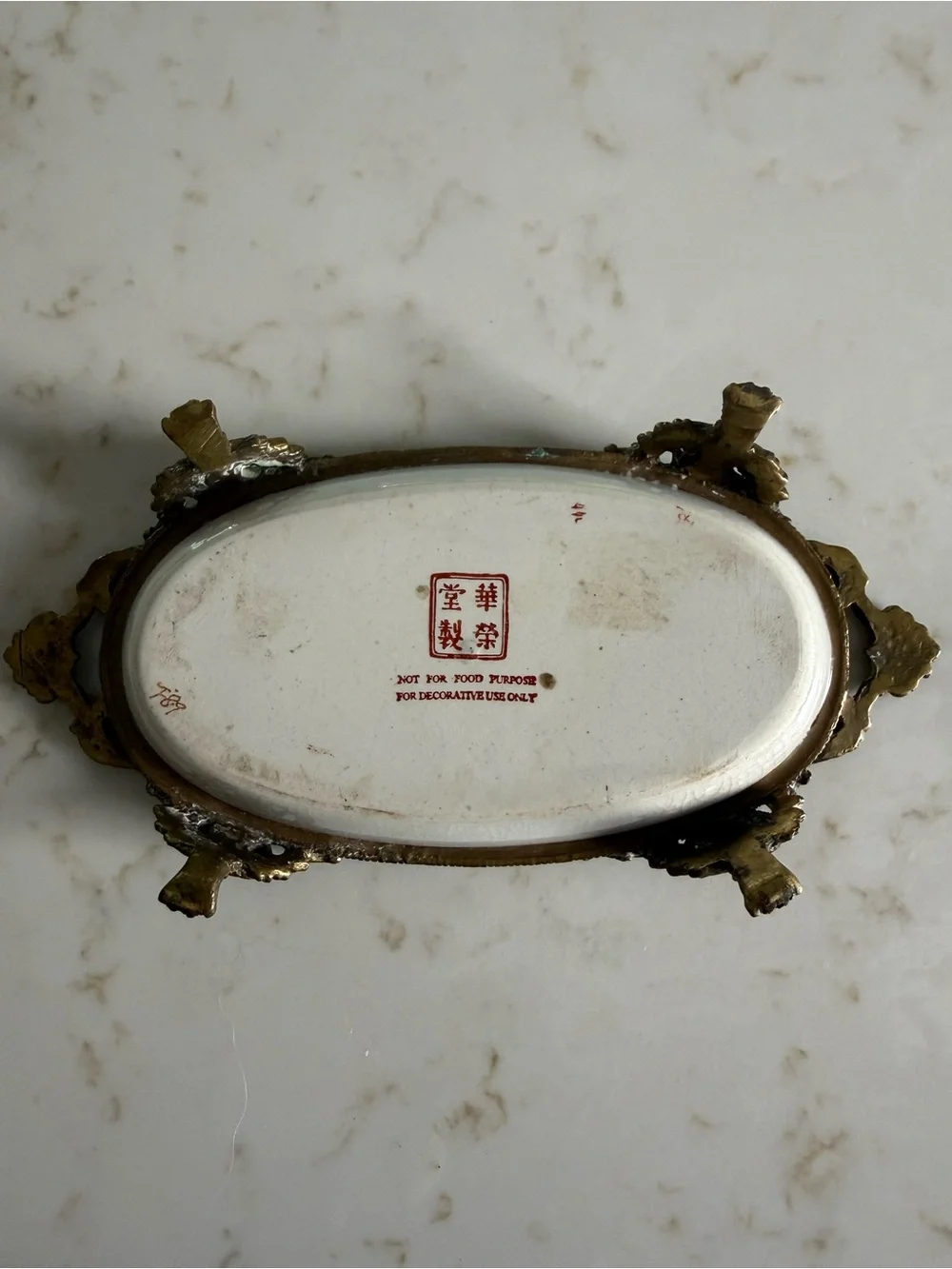 Vintage Hua Rong Tang Zhi Floral Porcelain Soap Dish with Brass Feet